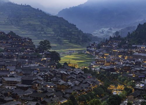 电商卖家在宽屏显示器前操作批量查询跨越物流单号的Excel表格，屏幕显示多行运单状态数据，办公环境专业整洁